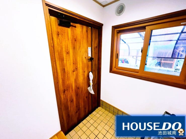 ウッドの玄関扉はおしゃれで重厚感ありますね♪♪明るい玄関です!