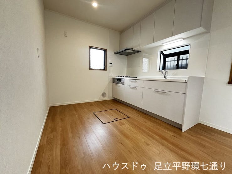 白を基調とした清潔感のあるキッチン。調理スペースと収納をしっかり確保し、家事がはかどります。