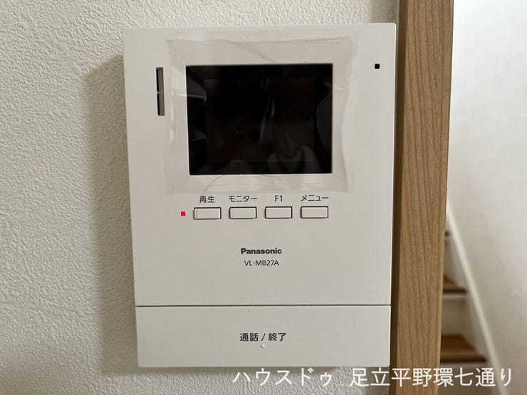 来訪者の顔を室内から確認できるモニター付きインターホン。防犯面にも配慮された設備です。