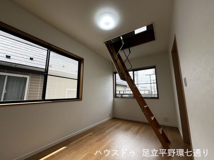 洋室には屋根裏へ上がれる収納はしごを設置。季節用品などの保管場所として活用できます。