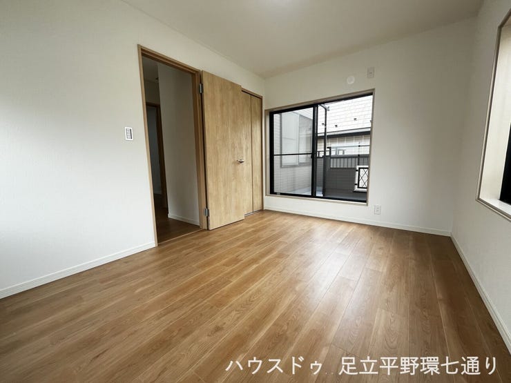 大きな窓から自然光が入る明るい洋室。落ち着いた内装で、寝室や子ども部屋にも適しています。