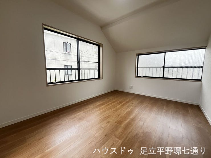 二面採光で風通しの良い洋室。窓が大きく、明るく開放感のある住空間です。