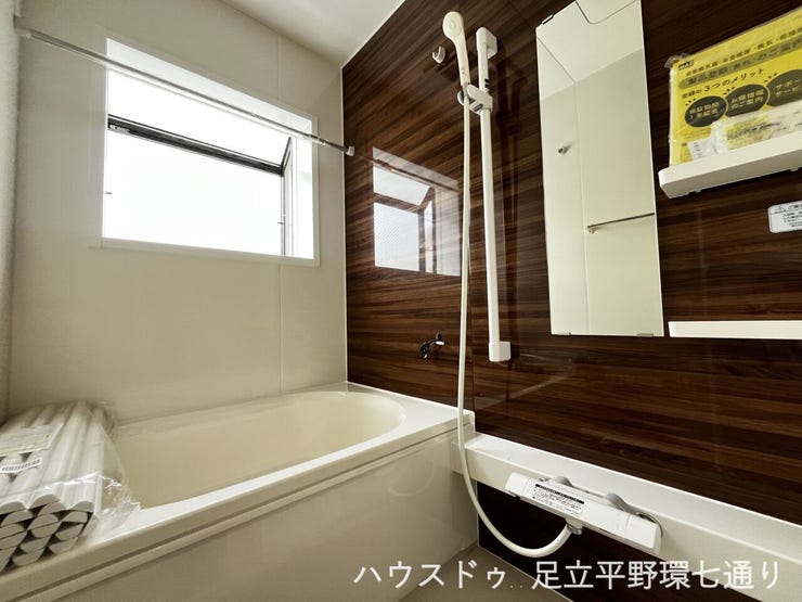 木目調パネルが上質な印象の浴室。窓付きで換気しやすく、一日の疲れをゆったり癒やせます。