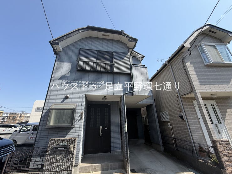 【外観】
落ち着いたタイル張りの外観で重厚感のある佇まい。メンテナンス性にも優れ、長く安心してお住まいいただけます。