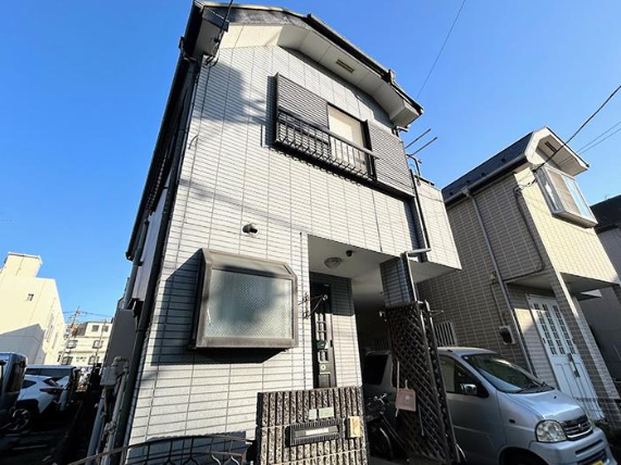 【外観】
南向きバルコニー付きの明るい外観。前面道路もゆとりがあり、開放感のある立地です。