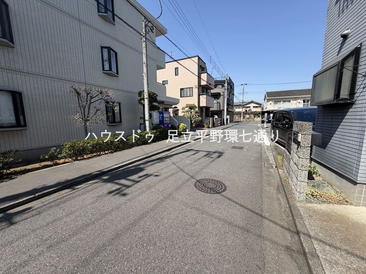 交通量の少ない落ち着いた住環境。車の出し入れもしやすく、安心して生活できる立地です。