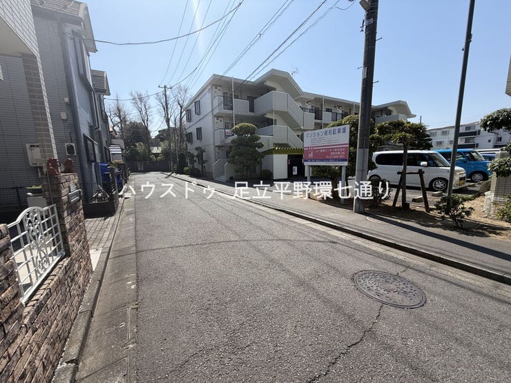 見通しの良い前面道路で開放感あり。周辺は整った街並みで、穏やかな住環境が魅力です。