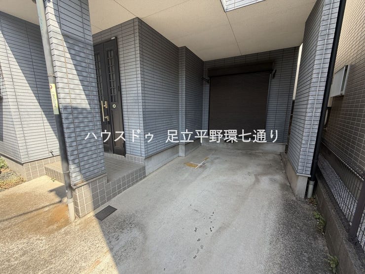 屋根付きの駐車スペースを確保。雨の日でも乗り降りがしやすく、大切なお車を守ります。