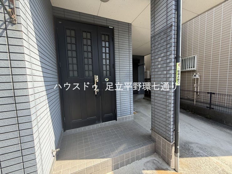 ゆとりある玄関スペースで出入りもスムーズ。来客時にも好印象を与える落ち着いたデザインです。