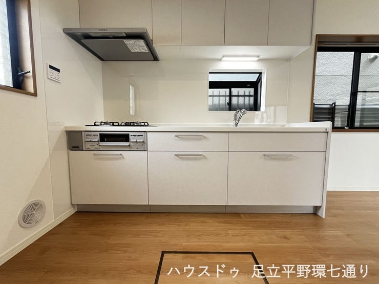 使いやすいシステムキッチンを採用。吊戸棚や引き出し収納も豊富で、調理器具をすっきり整理できます。