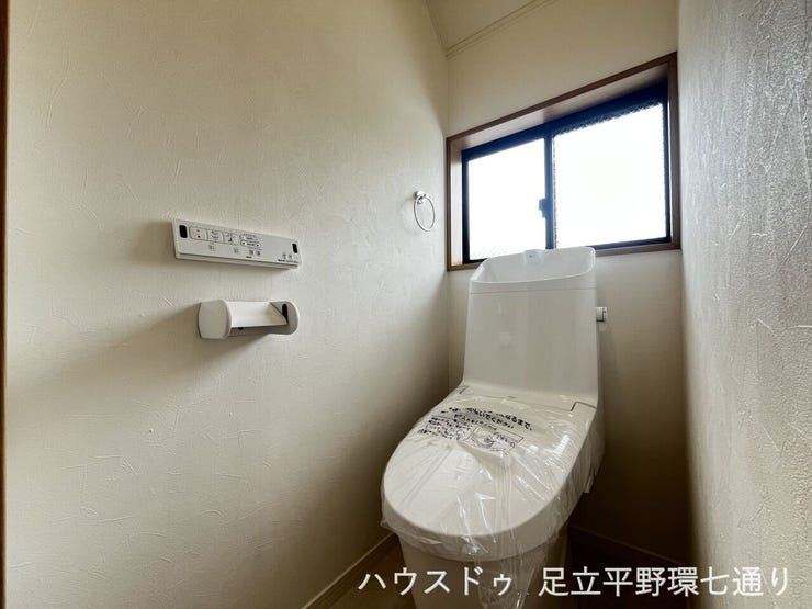 窓付きで明るく換気もしやすいトイレ。温水洗浄便座を備え、毎日快適に利用できます。