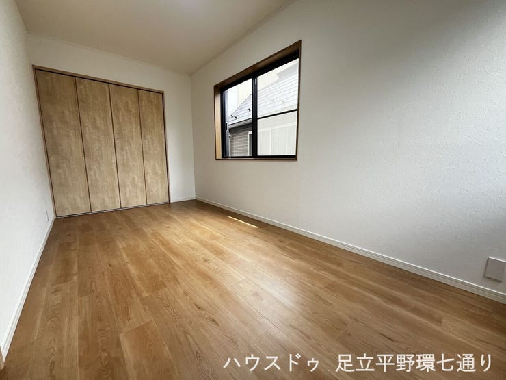 クローゼットを備えた洋室。衣類や荷物を整理しやすく、居住空間をすっきり保てます。