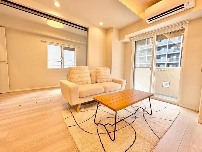 白基調のリビング。