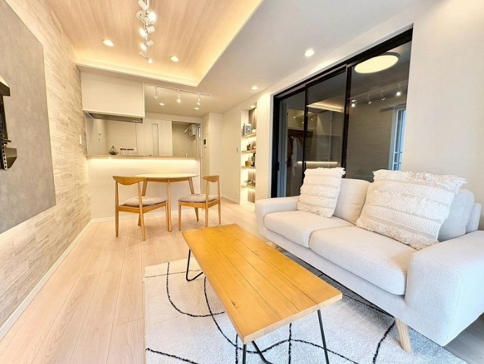 キッチンまで見通せるリビング。