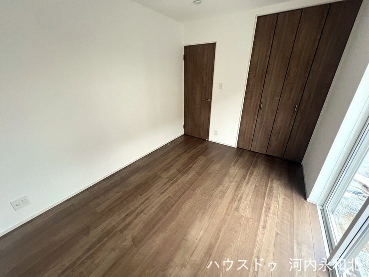 バルコニーからの陽光や風を感じられる洋室。