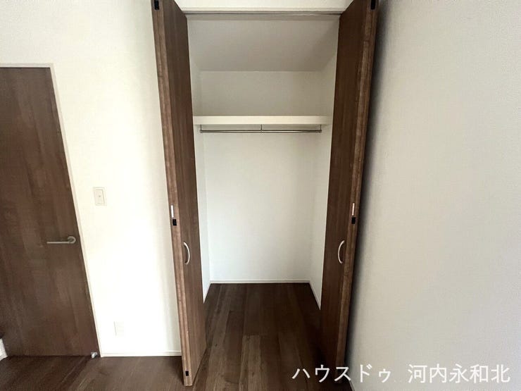 スーツやお出かけ用のお洋服などハンガーでかけておきたい服もしっかり収納。