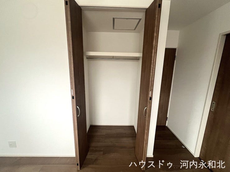 収納力の高いクローゼットなので大切なお洋服も綺麗に収納できます。