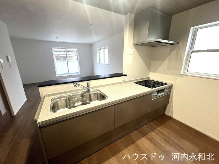 家族の笑顔を見守れる対面キッチン♪広々としたシンクと三口コンロで、毎日の料理がもっと楽しくなります。