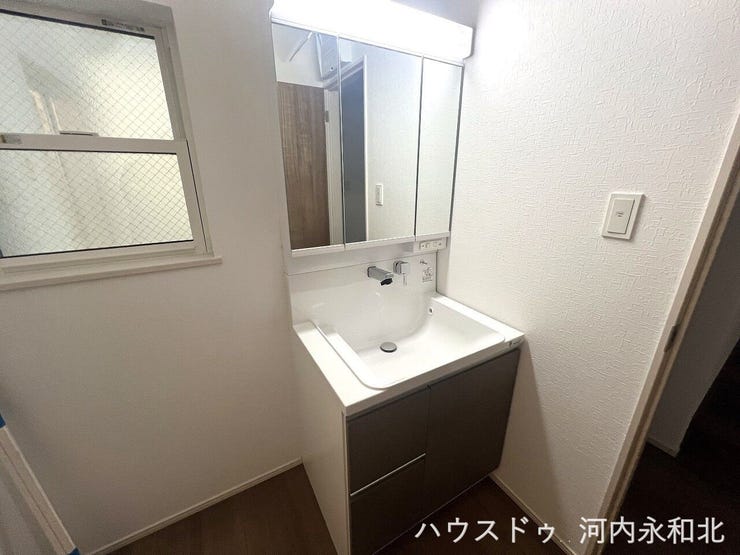 洗髪もできるシャンプードレッサー。 洗面ボウルも大きめの造りになっています。 お手入れも楽々♪