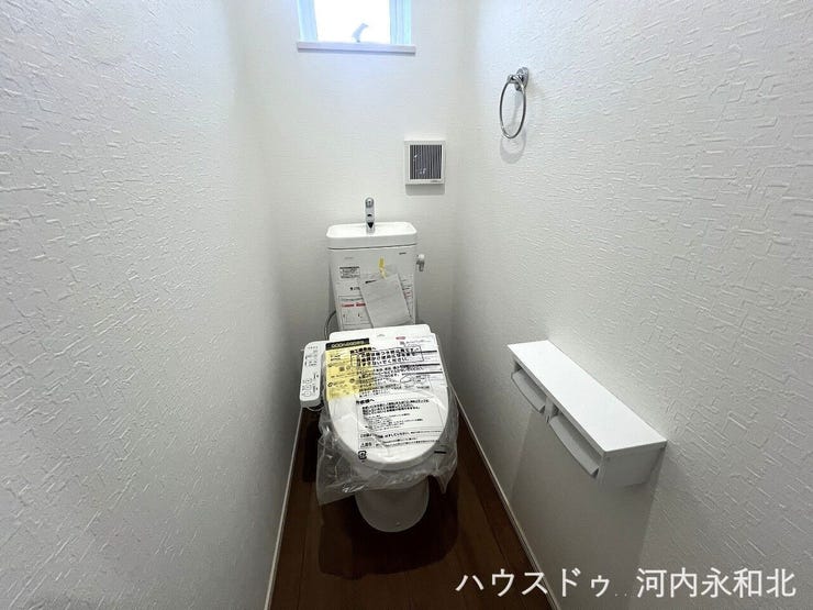 窓があると採光がよく換気もできますね。温水洗浄便座で快適にすごすことができます。