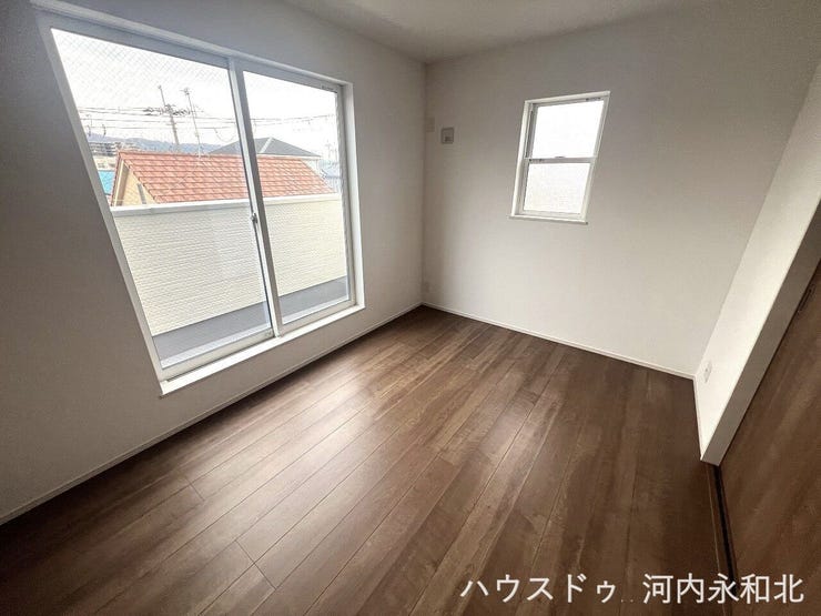 バルコニーに面した大きな窓があるため、室内に明るい光が差し込みます。