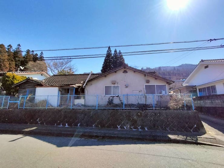 北西側より対象物件を正面から撮影した画像です。道路面より一段高いため敷地に浸透した雨水も擁壁より排水されます。