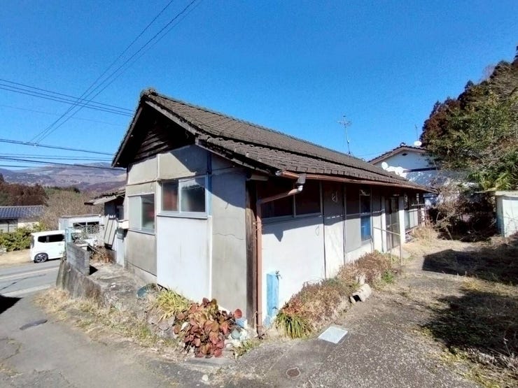 南東側より撮影した画像です。駐車スペースは県道から離れているため安心して駐車できます!