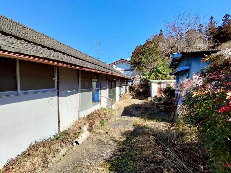 建物の裏側には現状でも駐車スペースがありますが拡張することも可能です!