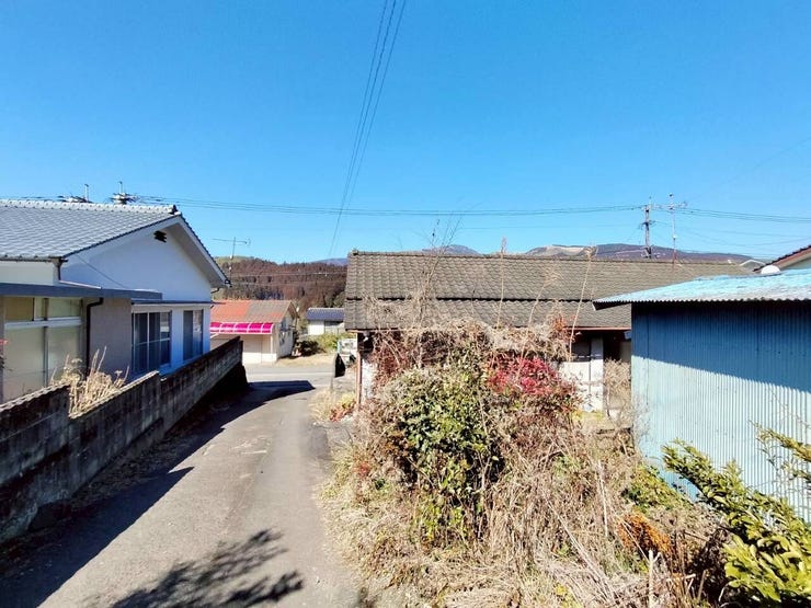 南西側に接している里道を撮影した画像です。