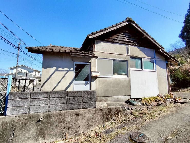 南西の里道側から敷地を撮影した画像です。