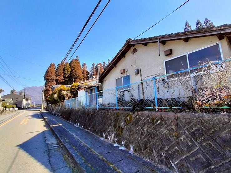 県道11号を含む現地外観写真です。170m先(徒歩2分)には由布院幼稚園があります。