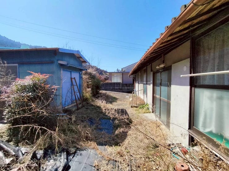 建物裏側の写真です。リノベーションをして、お好みの住まいにしてみるのも良いですね。