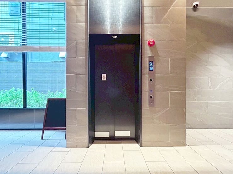 重厚感あるロビー