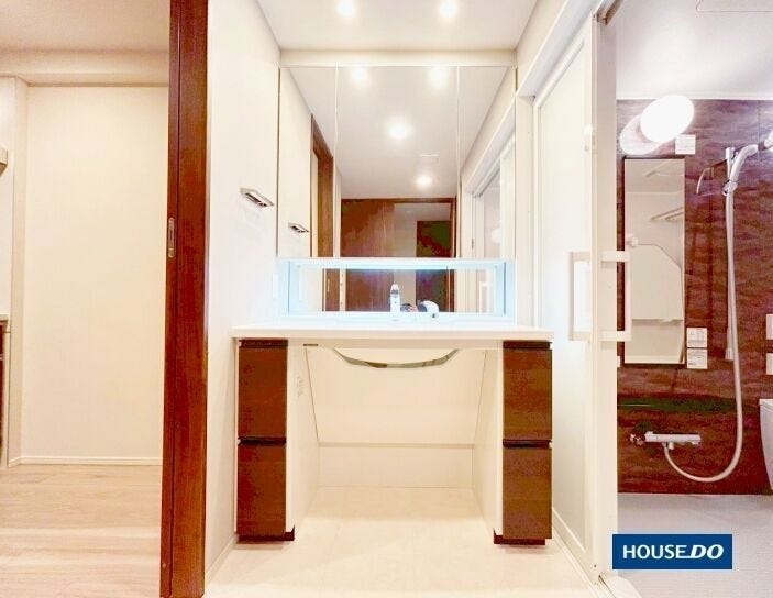 【洗面所】
大きな三面鏡!朝の支度も楽々