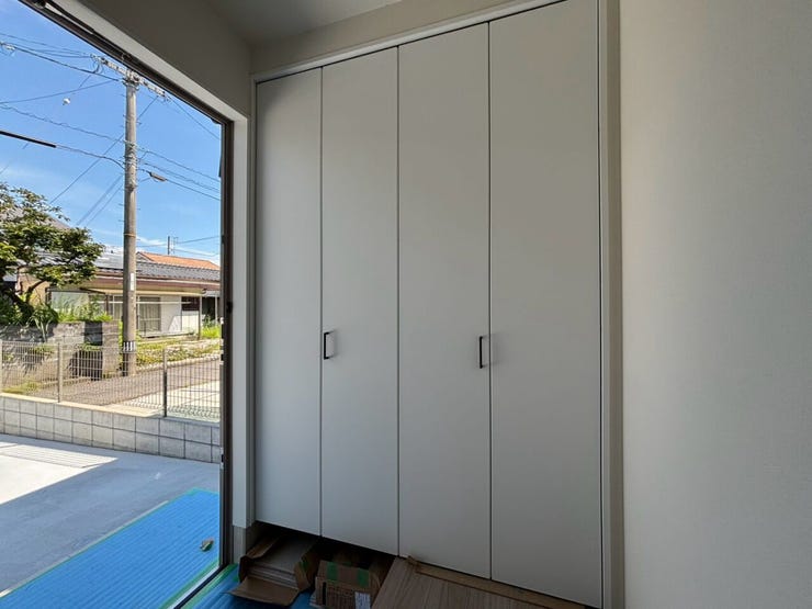 玄関収納も天井までの高さがあり十分な大きさ。