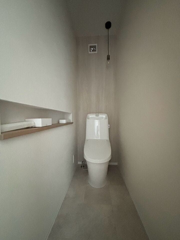 2階トイレも吊り下げの照明が洗練されています。