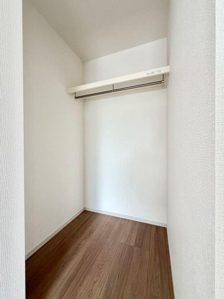 気が付くと増えているお洋服の収納や、大型荷物の収納に便利なWIC♪