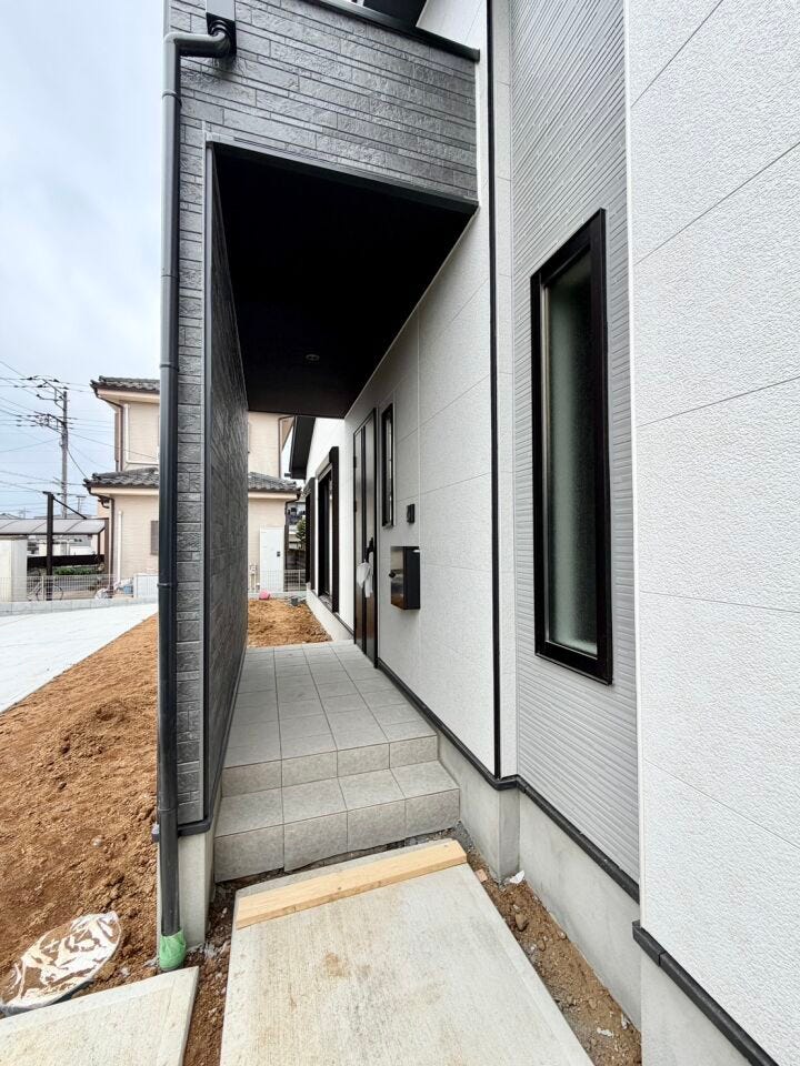 玄関まわりが屋根と壁で囲まれているので、雨風が強い日でも濡れずに済むのが◎
