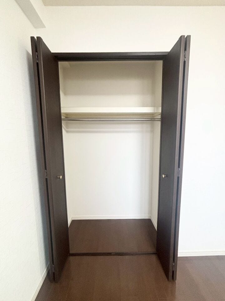 扉付きのクローゼットは中を隠せるため、生活感を抑えた洗練された印象を保ちやすいです。