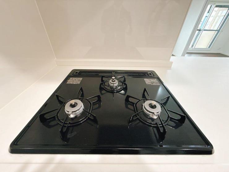 三口コンロは強火、中火、弱火を使い分けて、それぞれに適した調理ができます。