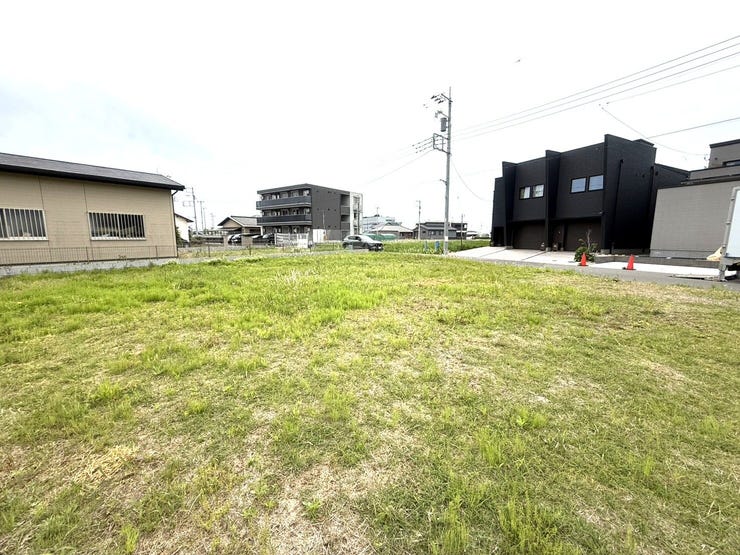 【外観】
前面道路が約6m!角地なので、開放感があります