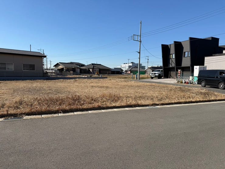 近隣はコストコ、アウトレットの大型施設から、生活するのに欠かせないスーパー、ホームセンター、コンビニなど揃っているので便利で住みやすい立地です