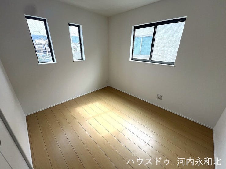 二面採光で明るい室内空間です。