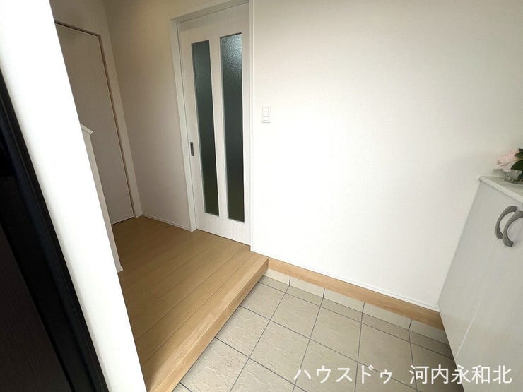 白を基調とした明るい空間。大容量の靴箱付きで玄関はいつもスッキリ。美装済みで清潔感もばっちりです!