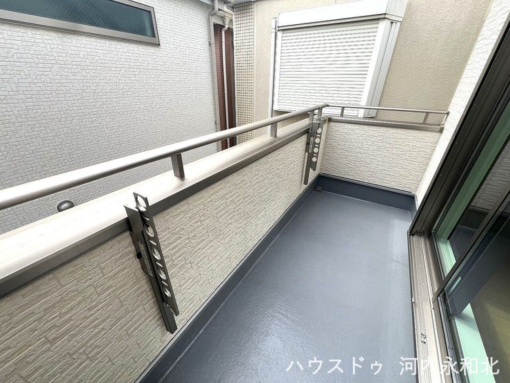 南向きバルコニーのため日当たり良好!洗濯物もすぐに乾きます。