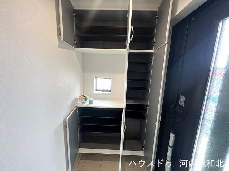 大容量のシューズボックス。棚には鍵を置いたり、飾り棚としても使えます。