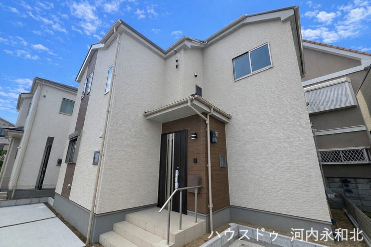 【外観】
全5邸中残1邸。ナチュラルで落ち着いた外観。