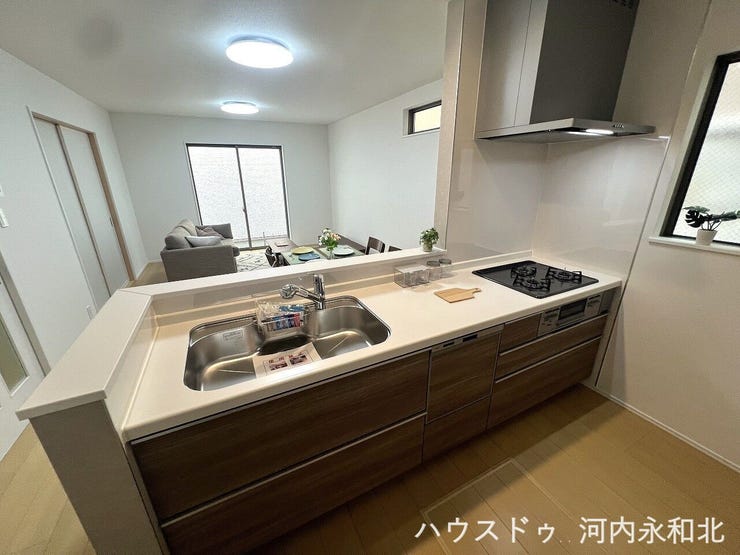 リビングが見えるキッチンは家事をしながらお子さまと会話もできる。嬉しい食洗機付き!