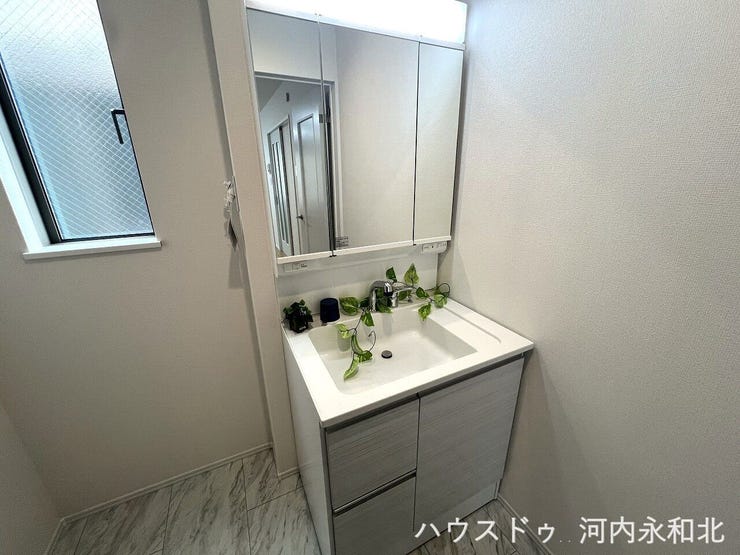 三面鏡の洗面台です。洗面台の下にも収納スペースがございます。化粧品や洗剤のストックなどたくさん収納できますよ♪