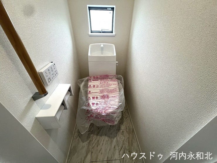 1F。窓有りため換気もすぐに完了。手すり付きで使用しやすいトイレです。